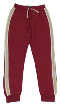 Tmavočervené tepláky s pruhy a nápisy - Harry Potter 