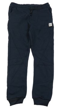 Tmavomodré tepláky s nášivkou dopodopo