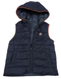 Tmavomodrá prošívaná šusťáková zateplená oboustranná vesta s nášivkou a kapucí Mayoral