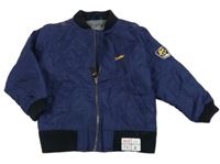 Tmavomodrá šusťáková zateplená bunda s nášivkou 