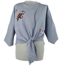 Dámská modro-bílá proužkovaná crop halenka s nášivkami a uzlem 