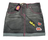 Nové - Šedá lehká riflová sukně s nášivkami 