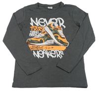 Tmavošedé melírované triko s botami a nápisy Chapter young