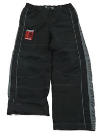 Černo-tmavošedé šusťákové podšité kalhoty s nášivkou a nápisy