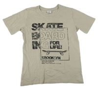 Světlehnědé tričko s nápisem a skateboardem Chapter Young