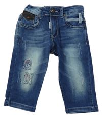 Tmavomodré riflové kraťasy s písmeny a prošoupáním