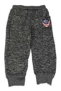 Šedo-černé melírované plené tepláky s erbem 