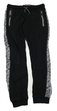 Černé tepláky s pruhem a nápisy C&A