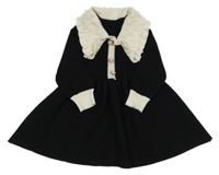 Černo-bílé úpletové šaty s gombíky a límečkem s perlami 