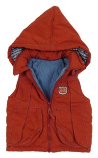 Cihlová prošívaná šusťáková zateplená vesta s číslem a odepínací kapucí St. Bernard