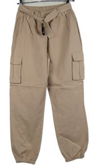 Dámské pudrové cargo kalhoty s kapsami a páskem PrettyLittle Thing
