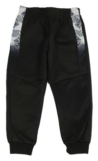 Černo-bílé sportovní kalhoty se vzorem 