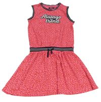 Růžové vzorované  šaty s nápisem a pruhovanými lemy