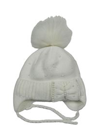 Bílá čepice s perlami a bambulí
