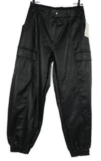 Nové - Dámské černé koženkové cargo kalhoty s kapsami 