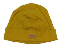 Okrová čepice s nášivkou 