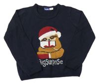 Tmavomodrý pletený svetr s lenochodem s vánočním motivem lupilu