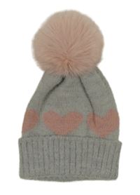 Šedá pletená chlupatá čepice se srdíčky a bambulí