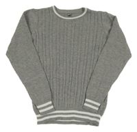 Šedý svetr s copánkly a bílým lemem