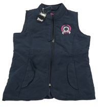 Nové - tmavomodrá prošívaná šusťáková funkční zateplená jezdecká vesta se znakem crivit