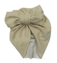 Světlebéžová turbanová čepice s mašlí 