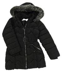 Černý prošívaný šusťákový zimní kabát s kapucí s kožešinou a páskem F&F