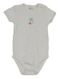 Bílé body s květinou