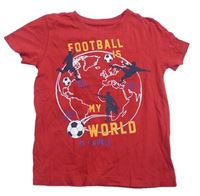 Červené tričko s fotbalisty a zeměkoulí Primark