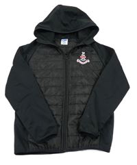 Černá softshellovo/šusťáková bunda s výšivkou a kapucí Joma