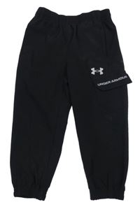 Černé šusťákové kalhoty s kapsou a logem Under Armour