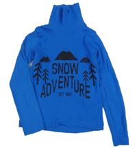 Cobaltově modrý rolák s nápisy a horami a lesem lupilu