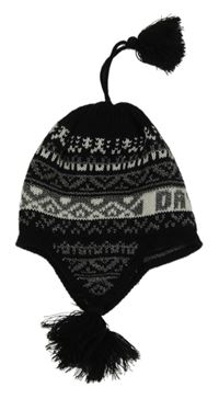 Černá vzorovaná čepice s třásněmi