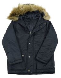 Tmavomodrá šusťáková zateplená bunda s kapsami a kapucí s kožešinou 