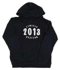 Tmavomodrá mikina s číslem a nápisy a kapucí 