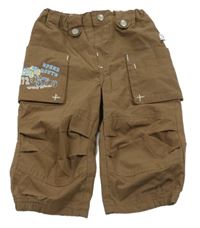 Hnědé šusťákové kalhoty s auty 