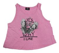 Růžový crop top s teniskami a nápisem Page one young