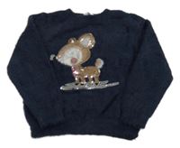 Tmavomodrý chlupatý svetr s kolouškem z flitrů M&Co.