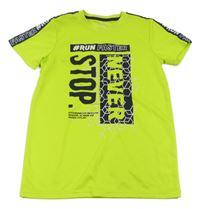 Neonově zelené sportovní tričko s nápisem