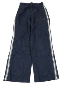 Tmavomodré šusťákové podšité kalhoty s proužkem Nike