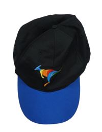 Černo-safírová kšiltovka s klokanem