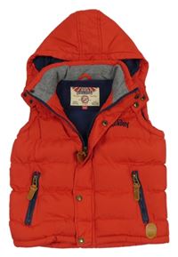 Červená prošívaná šusťáková zateplená vesta s logem a kapucí TOKYO LAUNDRY