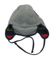 Šedá melírovaná fleecová čepice s nášivkou a kšiltem