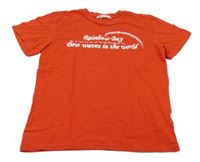 Červené tričko s nápisem H&M