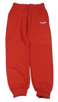 Červené tepláky s nápisem