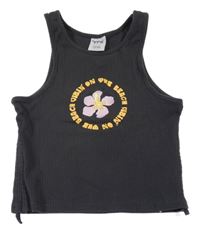 Tmavošedý žebrovaný crop top s kytkou a nápisem Y.F.K.