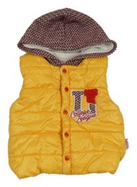 Tmavožlutá prošívaná šusťáková zateplená vesta s písmenkem a kapucí