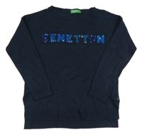 Tmavomodrý lehký svetr s nápisem z flitrů Benetton