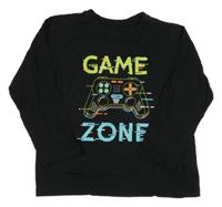 Černé triko s nápisem a ovladačem 