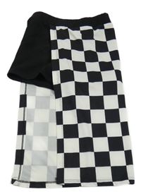 Černé elastické kraťasy s kostkovanou sukní