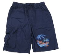 Tmavomodré plátěné kraťasy s palmou a číslem a nápisy a kapsou YOUNG IDOLS